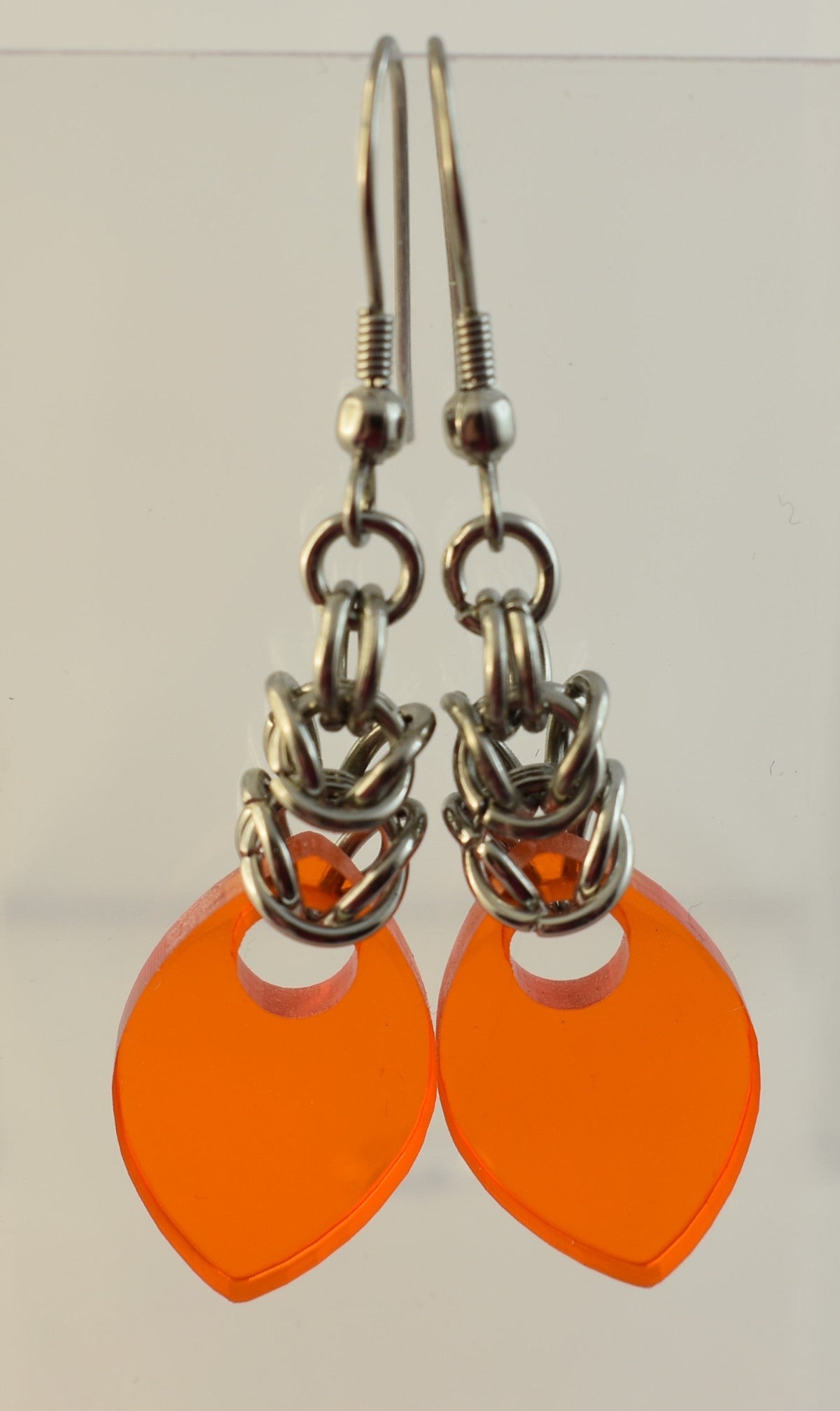 ohrringe-chainmail-chainmaille-kettenhemd-acryl-silber-edelstahl-orange-transparent