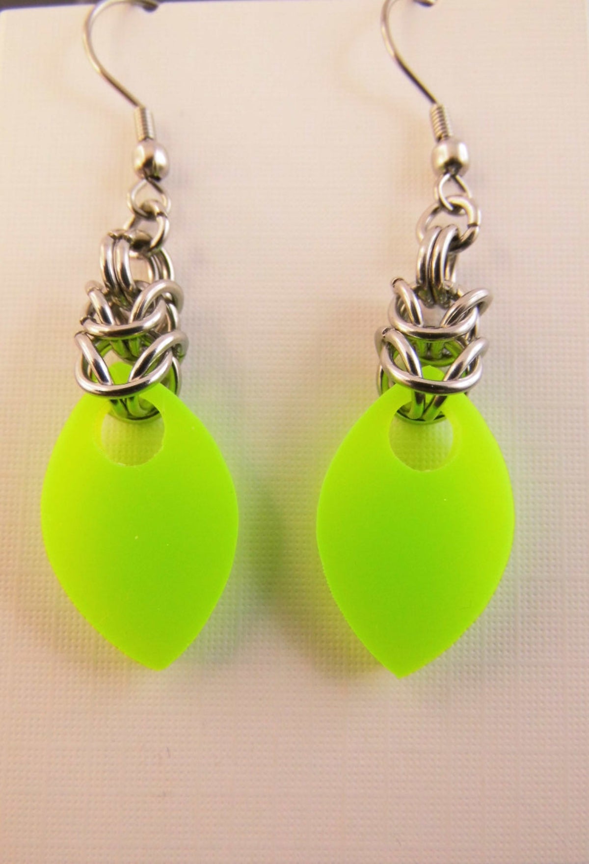 ohrringe-chainmaille-chainmail-kettenhemd-neon-gruen-edelstahl-silber