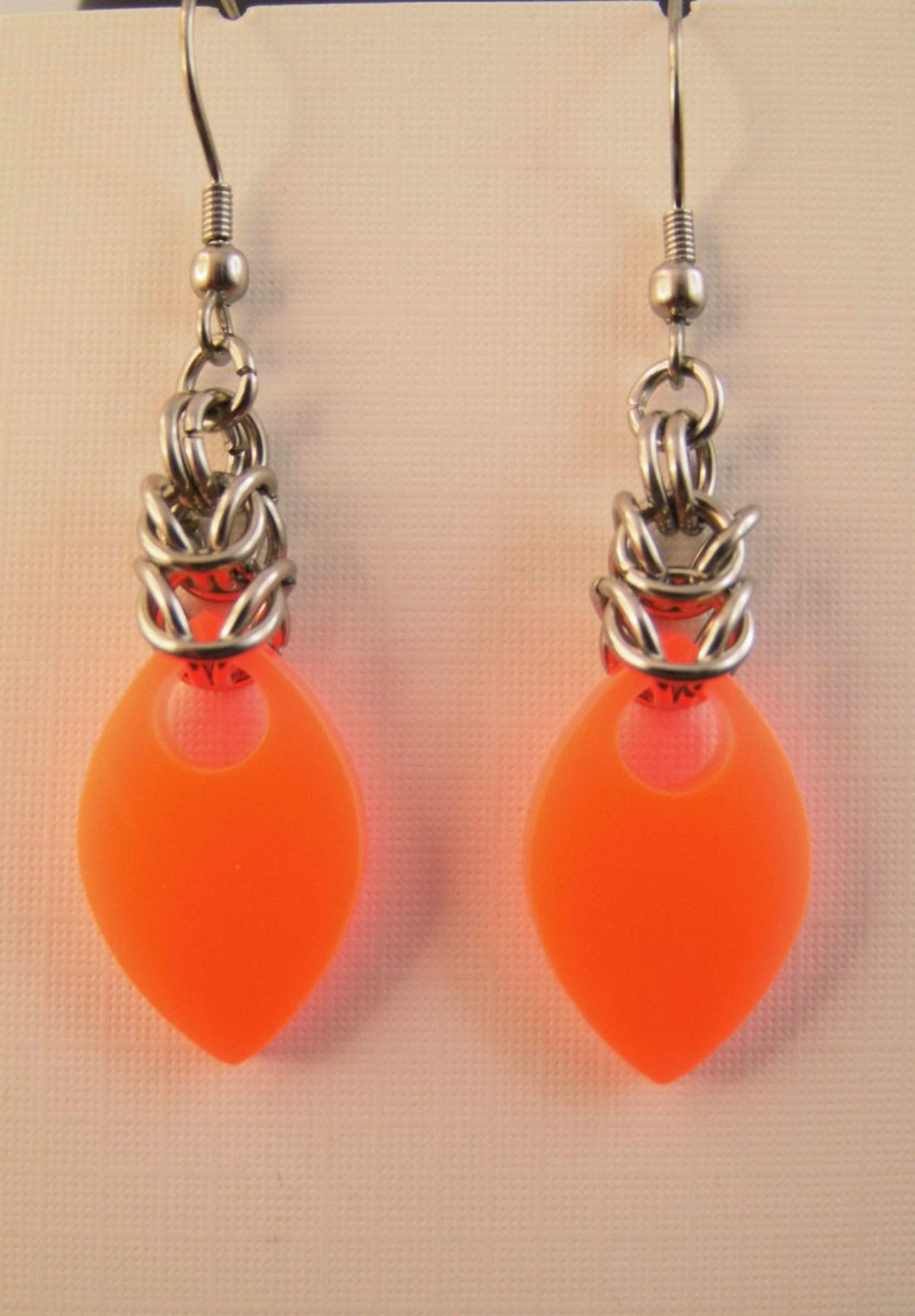 ohrringe-chainmaille-chainmail-kettenhemd-neon-orange-edelstahl-silber
