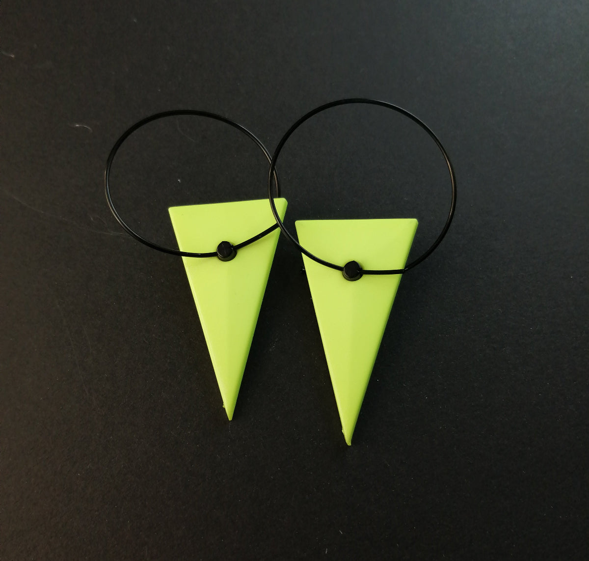 Original Vintage Fädelohrringe aus den 1980er Jahren in Neon grün mit Nylonfaden und Kunststoff